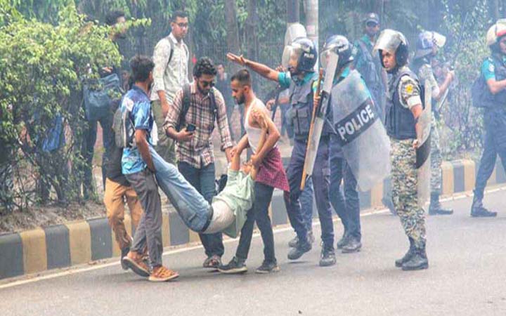 জবি শিক্ষার্থীদের ‘মার্চ টু যমুনা’ কর্মসূচিতে পুলিশের বাধা, টিয়ারশেল