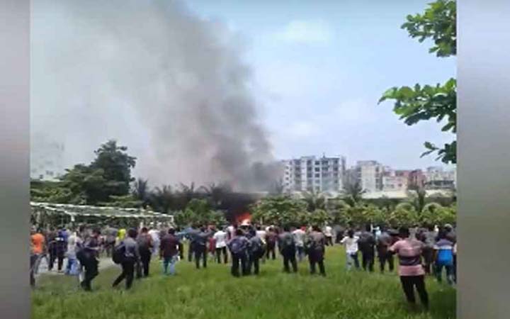 রাজধানীর উত্তরায় বিমান বিধ্বস্ত, হতাহতের শঙ্কা