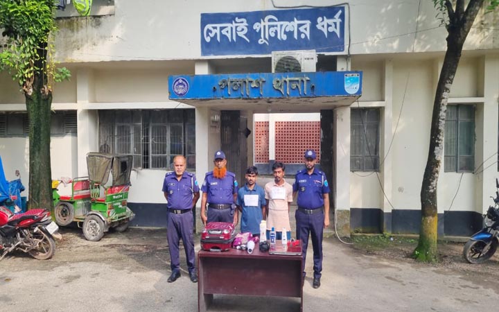 নরসিংদীতে প্রবাসীর বাড়িতে চুরি, ল্যাপটপ ক্যামেরাসহ গ্রেপ্তার ২