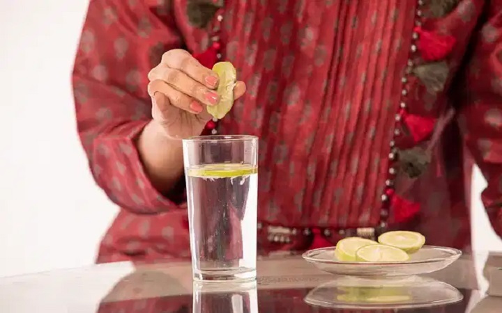 কুসুম গরম লেবু–পানি খেয়ে শীতের সকাল শুরু করলে পাবেন এই ৭ উপকারিতা
