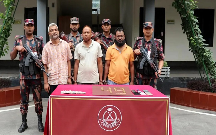 প্রাইভেটকারে মিলল ২৬টি স্বর্ণের বার