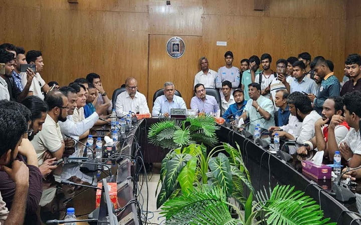 রাকসু ভবনে হামলা: গ্রেফতার ২, তদন্ত কমিটি গঠনের ঘোষণা