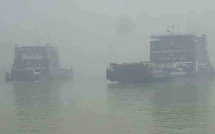 ঘন কুয়াশায় দৌলতদিয়া-পাটুরিয়া রুটে ফেরি চলাচল বন্ধ