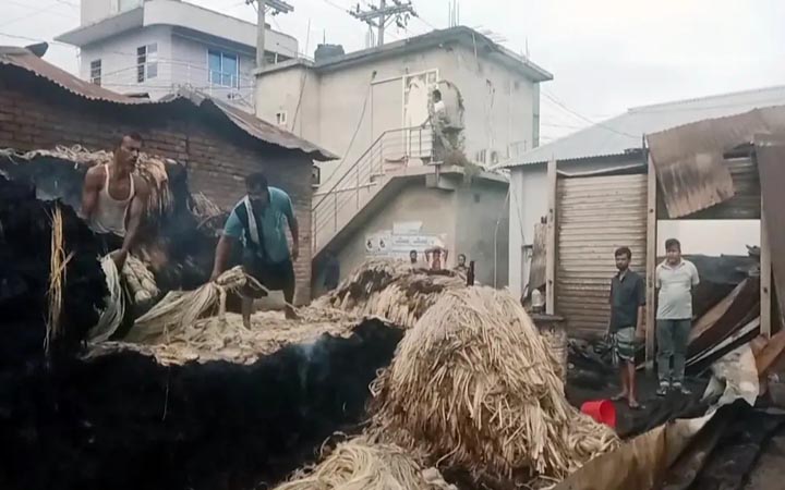 রাজবাড়ীতে ভয়াবহ আগুনে ১০ দোকান পুড়ে ছাই
