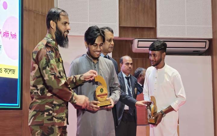 রাজেন্দ্রপুর ক্যান্ট. পাবলিক কলেজে কৃতী শিক্ষার্থী সংবর্ধনা
