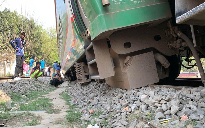 ধূমকেতু-বাংলাবান্ধা ট্রেনে সংঘর্ষের ঘটনায় তদন্ত কমিটি