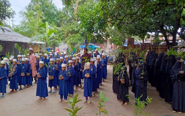 এতিম-হাফেজদের মাঝে ব্রাইট লাইফ ভলান্টিয়ার্সের বৃক্ষ উপহার