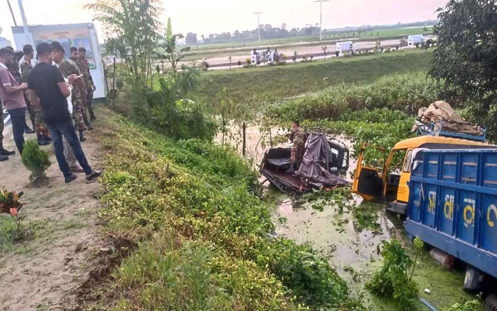 সেনাবাহিনীর গাড়িতে ট্রাকের ধাক্কা, ৮ সেনাসদস্য আহত