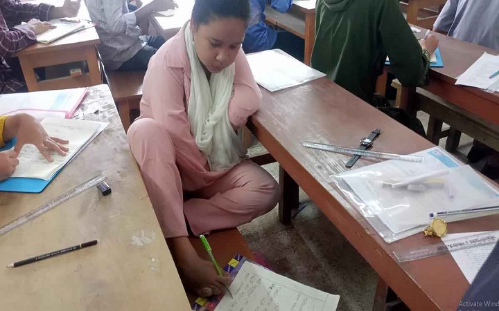 পা দিয়ে লিখে এইচএসসি পরীক্ষা দিচ্ছেন পলি রানী