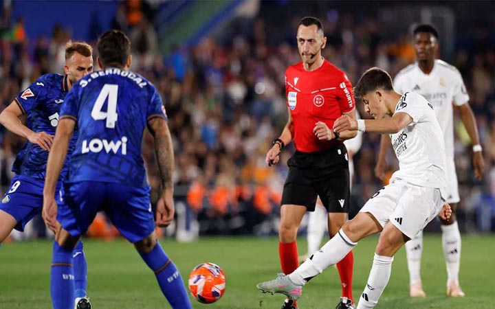 বার্সেলোনার সঙ্গে পয়েন্ট ব্যবধান কমালো রিয়াল মাদ্রিদ