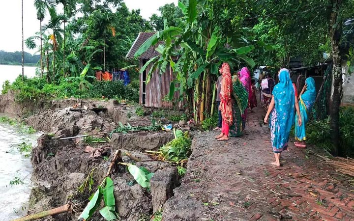 আড়িয়াল খাঁর ভাঙনে একদিনে ১০ বাড়ি বিলীন