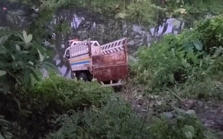 নিয়ন্ত্রণ হারিয়ে পিকআপ পড়ল পুকুরে, নিহত ২
