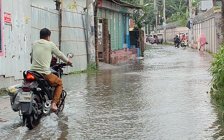 টানা বৃষ্টিতে রংপুরের ৩৩টি ওয়ার্ডের নিম্নাঞ্চল প্লাবিত