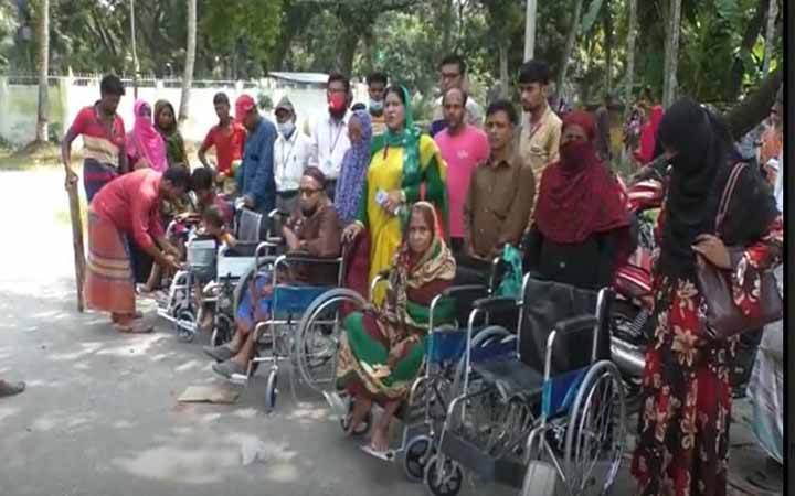 প্রধানমন্ত্রী শেখ হাসিনার জন্মদিন উপলক্ষ্যে যশোরে সেলাই মেশিন, ছাগল ও হুইলচেয়ার বিতরন