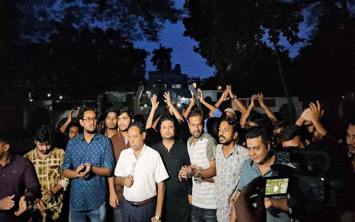 রাবিতে উপাচার্যের বাসভবনের সামনে ছাত্রদলের বিক্ষোভ