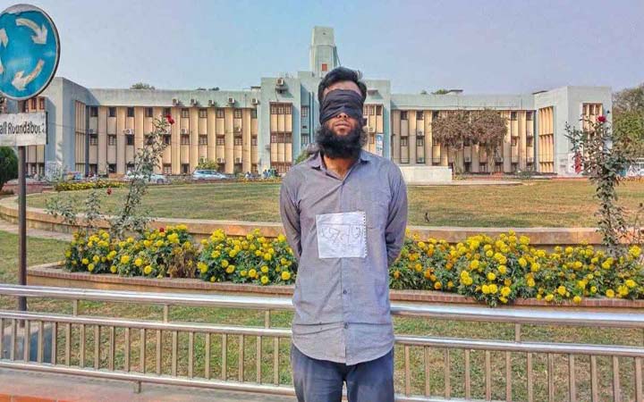 ধর্ষকের শাস্তি মৃত্যুদণ্ডসহ ৩ দফা দাবিতে রাবি শিক্ষার্থীর আমরণ অনশন