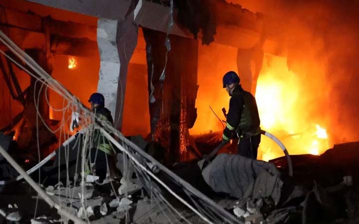 ইউক্রেনের একাধিক ভবন ধসিয়ে দিলো রুশ ক্ষেপণাস্ত্র