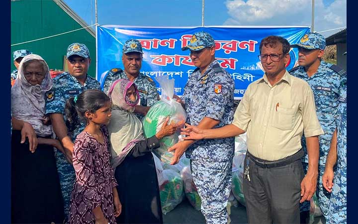 বন্যাদুর্গত মানুষের সহায়তায় বিমান বাহিনী মহিলা কল্যাণ সমিতি