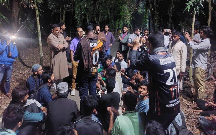 শাকসুর তারিখ ঘোষণা না করায় উপাচার্যের বাসভবনে শিক্ষার্থীদের অবস্থান