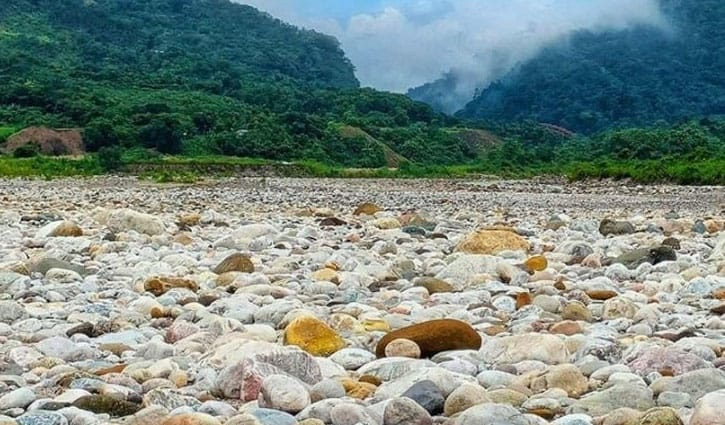 সাদা পাথর ফিরছে জায়গায়