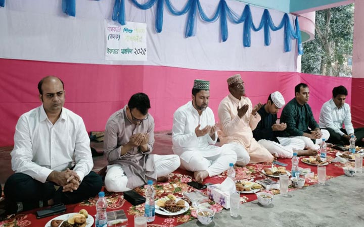 এতিম শিশুদের নিয়ে ইফতার করলেন সাতক্ষীরার ডিসি