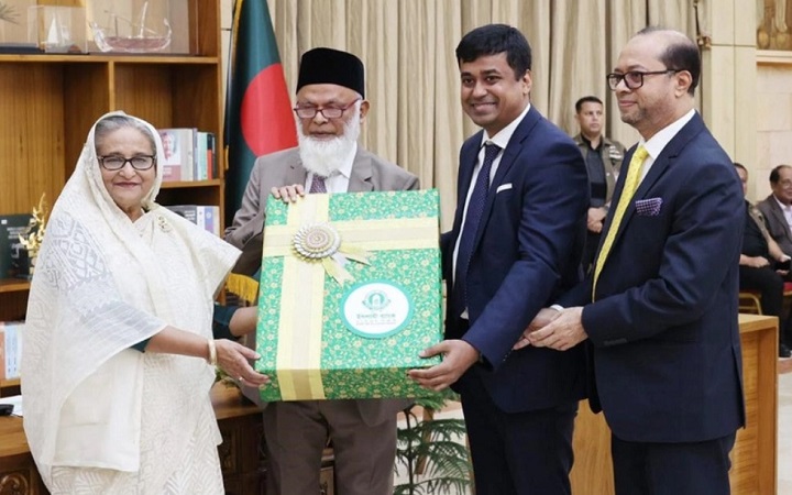 প্রধানমন্ত্রীর ত্রাণ ভান্ডারে ইসলামী ব্যাংকের আড়াই লাখ কম্বল প্রদান