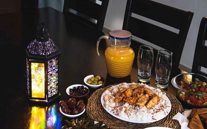 আজান দেওয়া অবস্থায় সেহেরি খাওয়া যাবে?