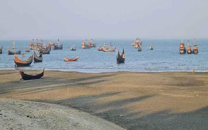 সেন্টমার্টিনে নৌযান চলাচল বন্ধ, আটকা ৩ শতাধিক মানুষ