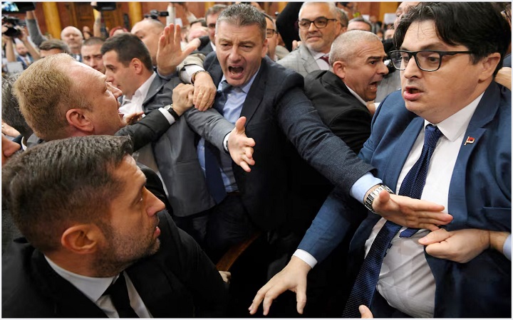 সার্বিয়ার পার্লামেন্টে এমপিদের হাতাহাতি