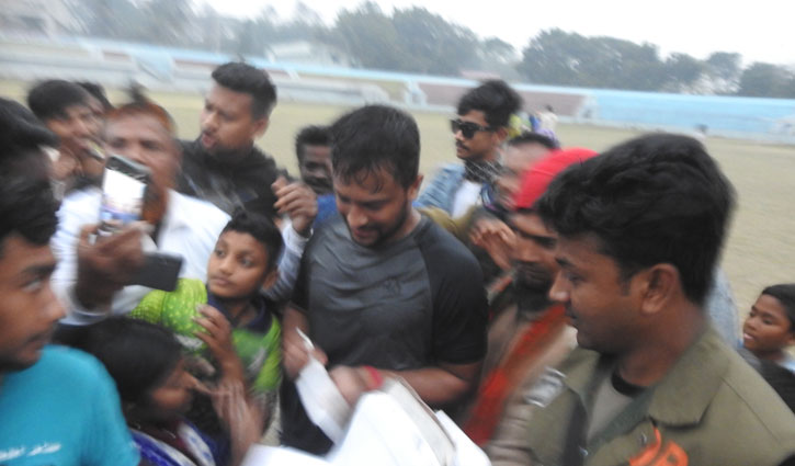 বিপিএলের বিরতিতে নিজ এলাকায় সাকিব