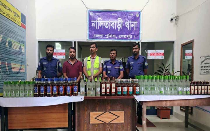 শেরপুরে ২৯৭ বোতল ভারতীয় মদসহ প্রাইভেটকার জব্দ
