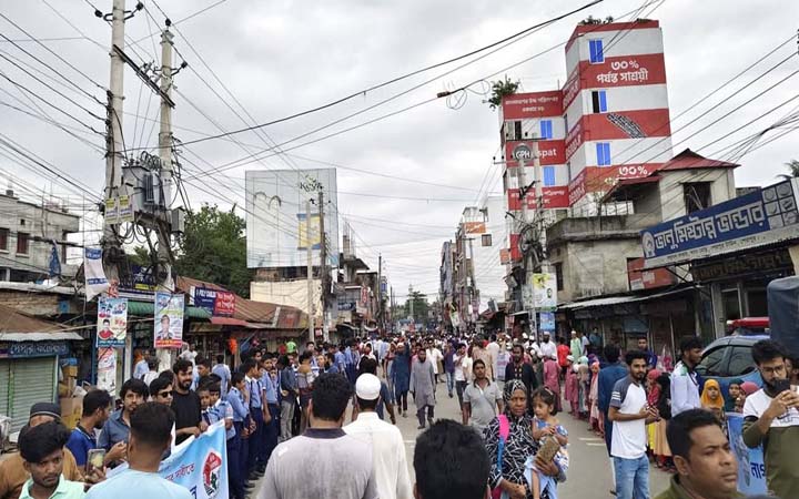 শেরপুরের উন্নয়ন দাবিতে শহরজুড়ে মানববন্ধন