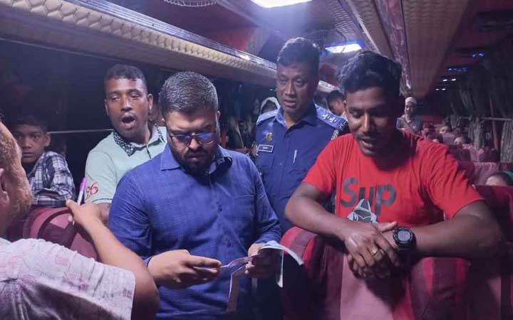 বেশি ভাড়া নেওয়ার খবরে বাসে অভিযান, বাড়তি ভাড়া ফেরত