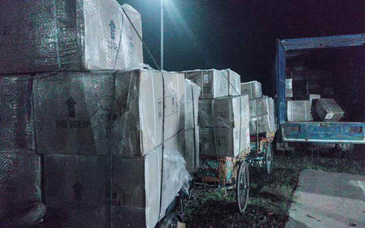 সিরাজগঞ্জে ক্যাভার্ডভ্যান ভর্তি ভারতীয় সূতা উদ্ধার