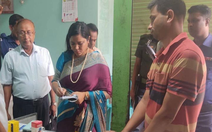 সিরাজগঞ্জে মেয়াদোত্তীর্ণ ওষুধ বিক্রি করায় ২ ফার্মেসিকে জরিমানা