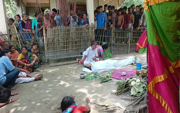 সাপের কামড়ে ২ জনের মৃত্যু, প্রাণ ফেরার বিশ্বাসে মরদেহে ঝাড়ফুঁক