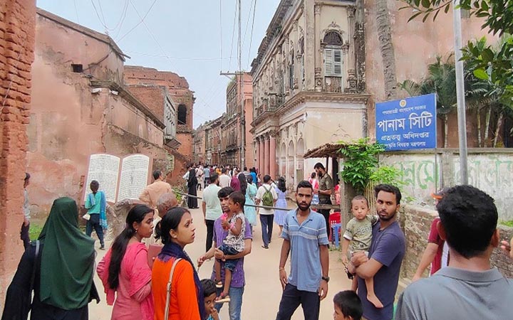 ঈদের ছুটিতে সোনারগাঁয়ে দর্শনার্থীদের ভিড়