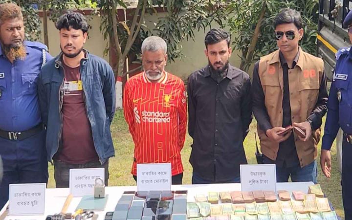 লুট হওয়া সাড়ে ১৮ লাখ টাকাসহ ৩ ডাকাত গ্রেফতার