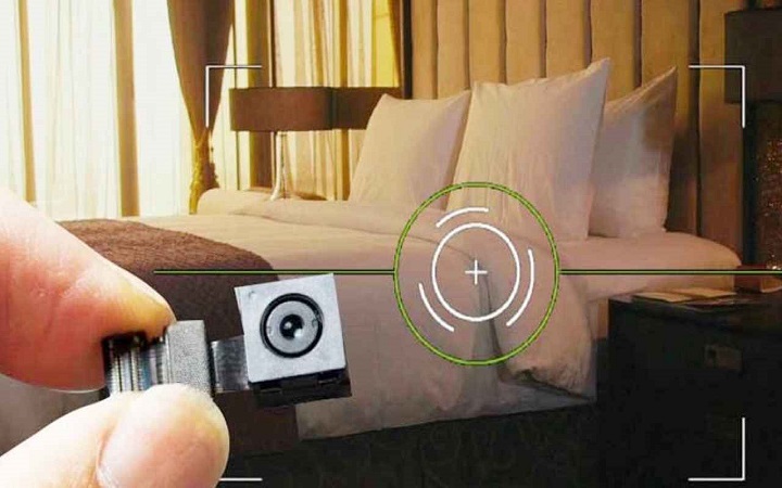 হোটেল রুমে গোপন ক্যামেরা? আপনার স্মার্টফোনই হতে পারে রক্ষাকবচ