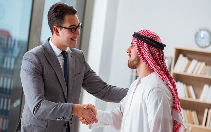 দাঁড়িয়ে সম্মান জানানোর বিষয়ে ইসলামে যা বলা হয়েছে