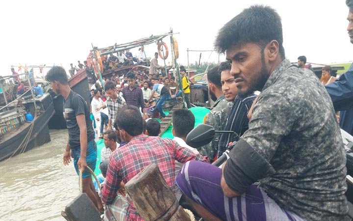 নিয়ম ভেঙে মেঘনা নদীতে চলছে ঝুঁকিপূর্ণ যাত্রী পরিবহন