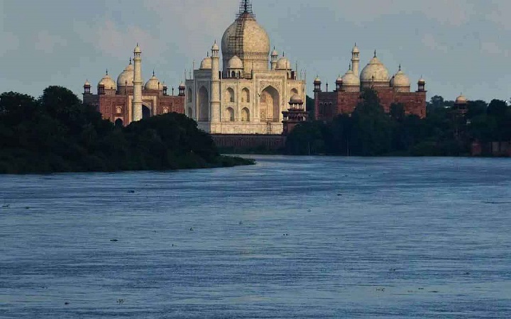 তাজমহলের দেয়াল ছুঁলো যমুনার পানি!