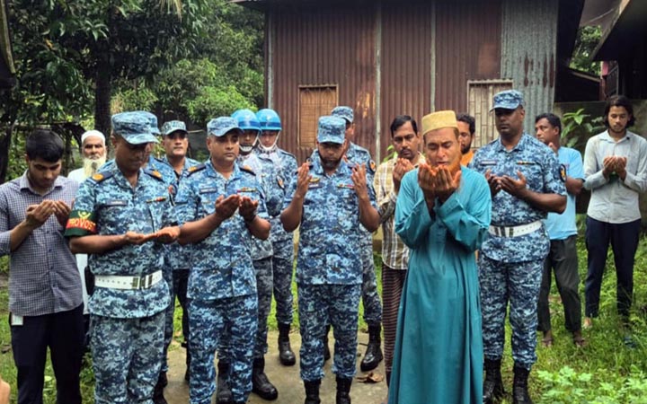 বিমান দুর্ঘটনায় নিহত টাঙ্গাইলের ২ শিক্ষার্থীর কবরে বিমানবাহিনীর শ্রদ্ধা