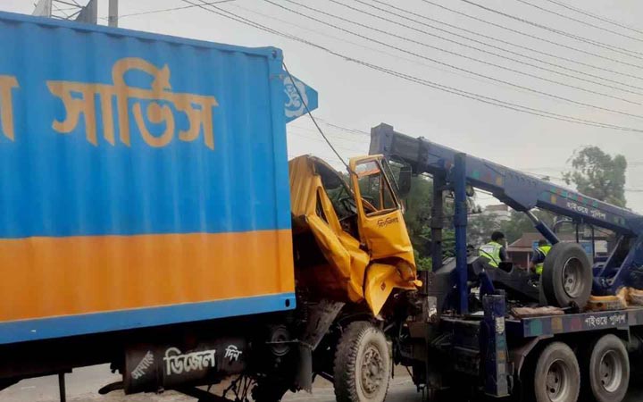 টাঙ্গাইলে দাঁড়িয়ে থাকা ট্রাকে কাভার্ডভ্যানের ধাক্কায় নিহত ১