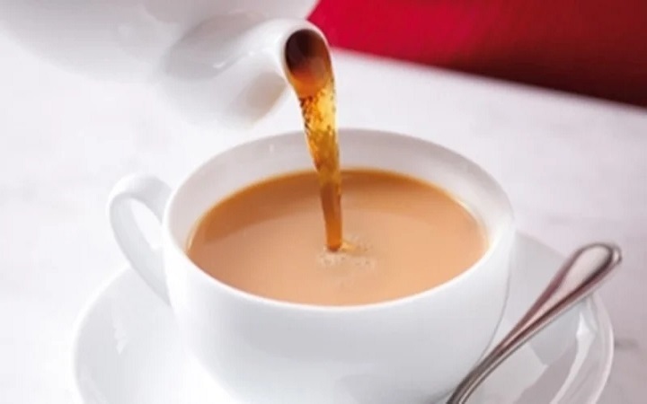 সকালে খালি পেটে চা খেলে কী হয়?