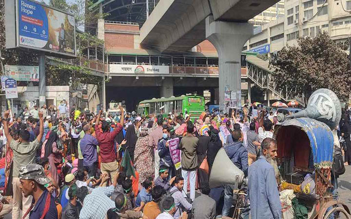 নিয়োগ বাতিল হওয়া শিক্ষকদের শাহবাগ অবরোধ, বন্ধ যান চলাচল