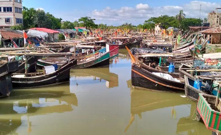বৈরী আবহাওয়ায় দুদিন সেন্টমার্টিনে নৌযান চলাচল বন্ধ