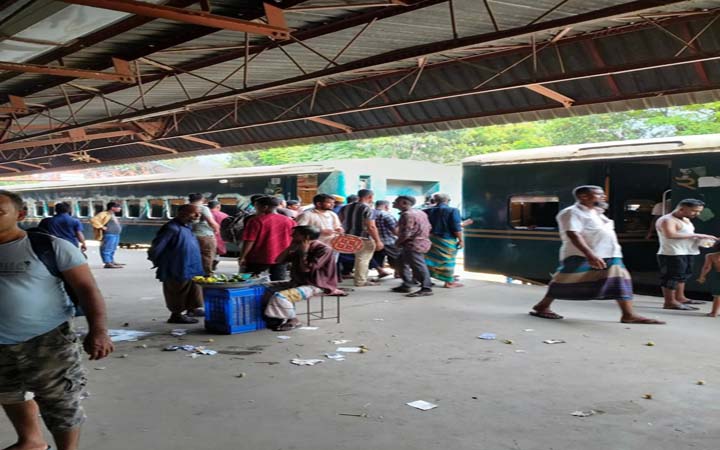 ব্রাহ্মণবাড়িয়ায় কর্ণফুলী এক্সপ্রেস লাইনচ্যুত, ট্রেন চলাচল বন্ধ