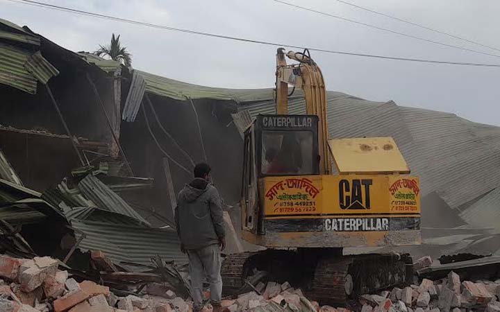 লালমনিরহাটে উচ্ছেদ অভিযান, রেল‌ওয়ের ১ একর জমি পুনরুদ্ধার
