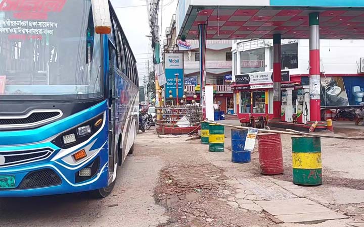 মাদারীপুরে ১০ দফা দাবিতে তেল পাম্প বন্ধ, বিপাকে ক্রেতা